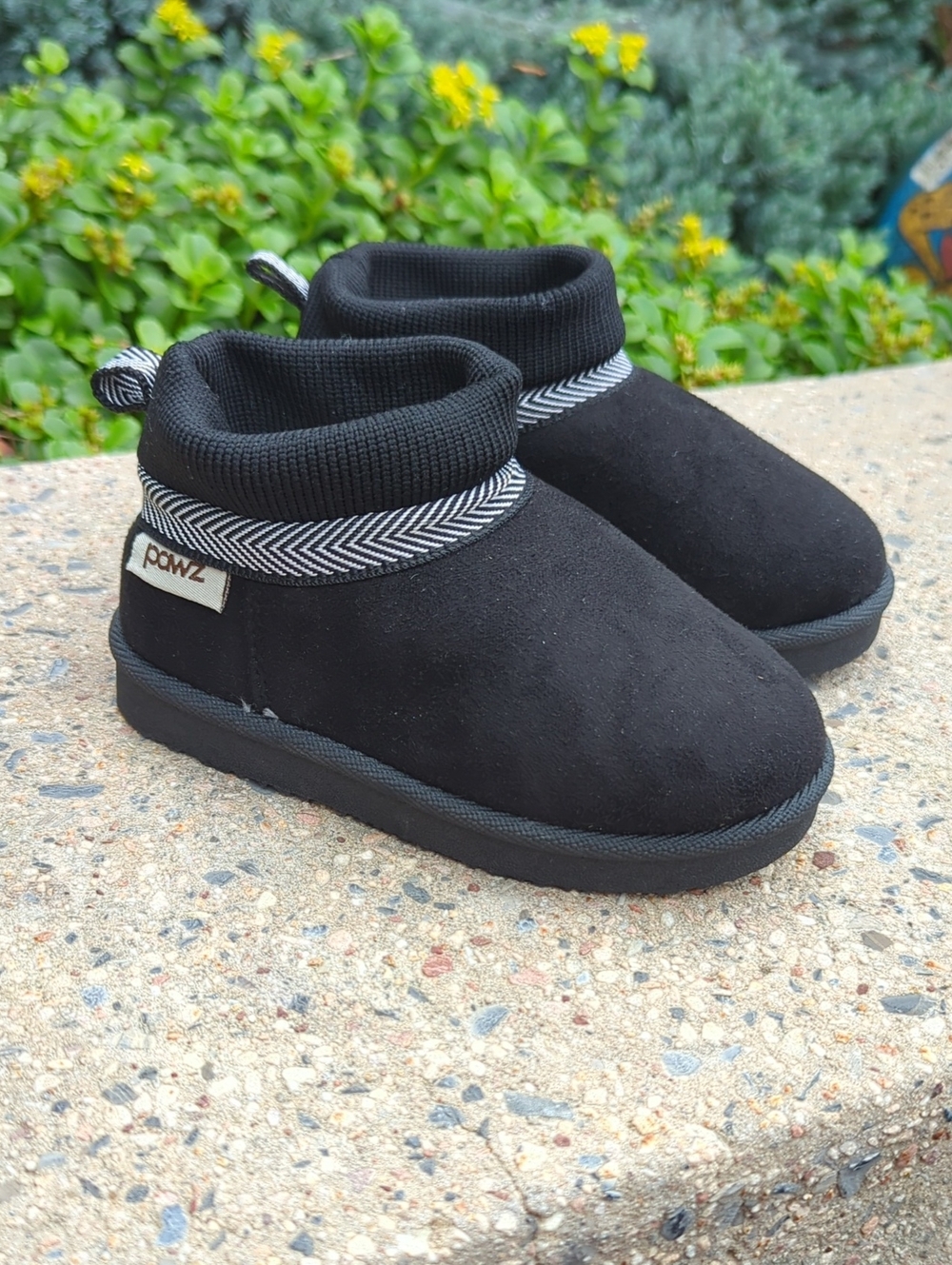 Pawz NWOT Kids Black Cozy Slip-On Shoes